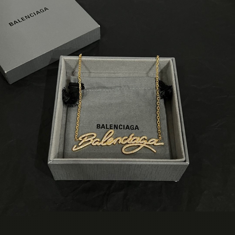 Ba*len*cia*ga necklaces